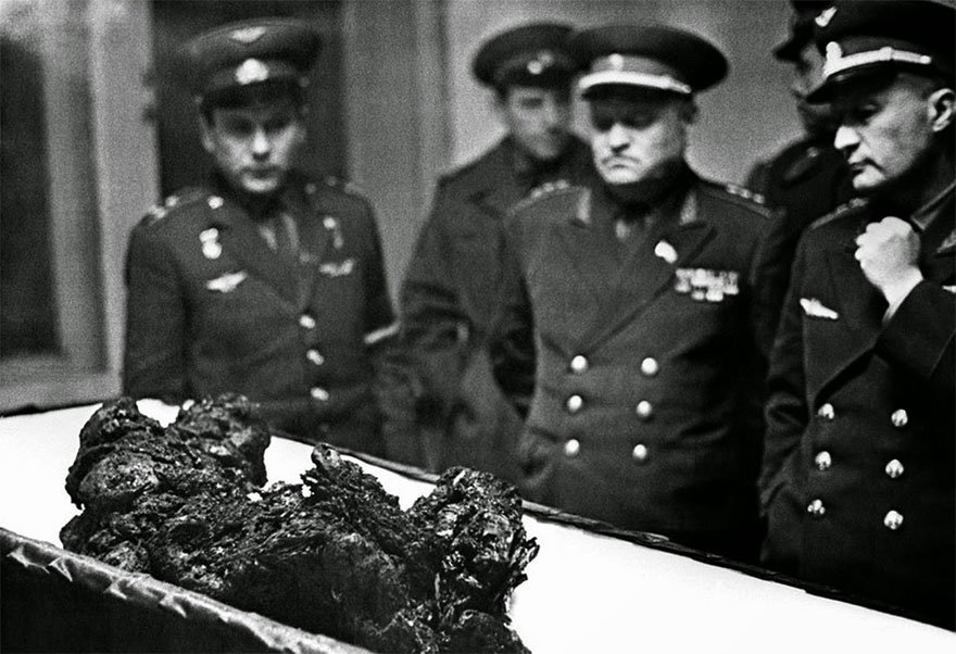 17- Les restes du corps calciné de l’astronaute Vladimir Komarov, tombé de l’espace (1967)