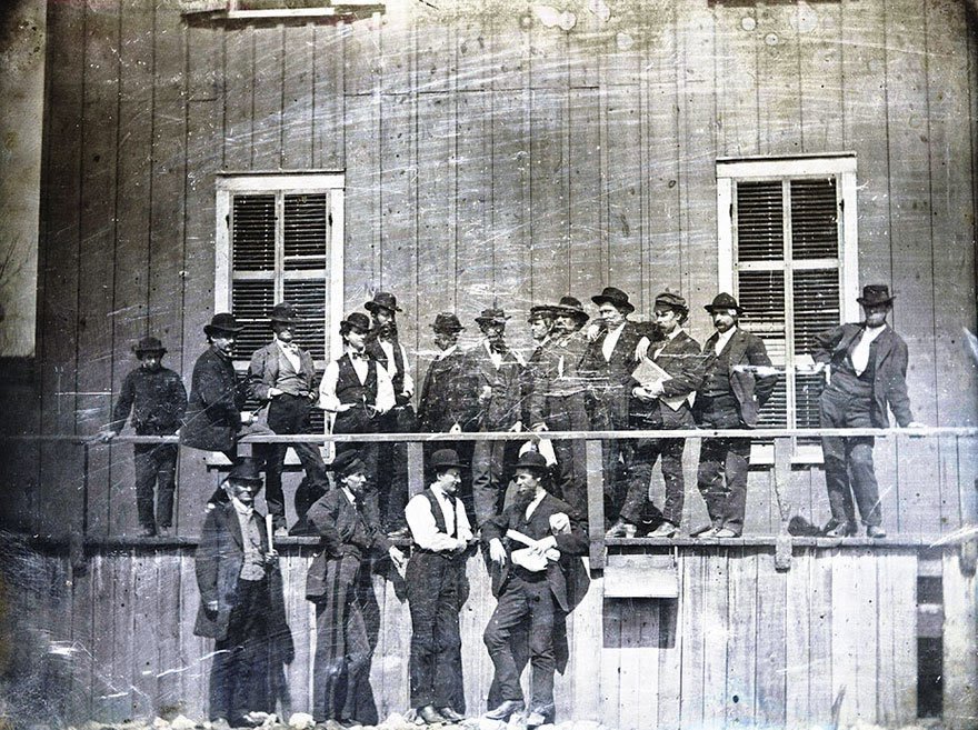 22- Un groupe d’hommes posés devant le marché d’esclaves de Lynch à Saint-Louis (Missouri, États-Unis, 1852)