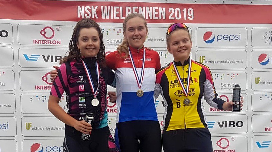 🥇 en een 🇳🇱 shirt voor Larissa Hartog. En dat ook nog eens op de racefiets. Gefeliciteerd! Een update op onze site: mijnbadlivgiant.nl/nederlandse-st… #MijnBADLivGiant #MijnBAD