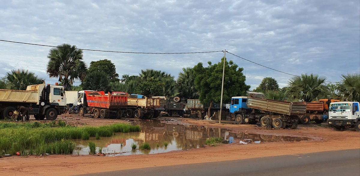 #GambiaDafaaDemDiyaaKuyaa.Using the coastal road as a junkyard for derelict vehicles is the worst impression we create for the #Gambia as it's the 1st sight of visitors from the airport. Ministry of #environment MUST take step ASAP to clear these from our major roadsides. Ur take