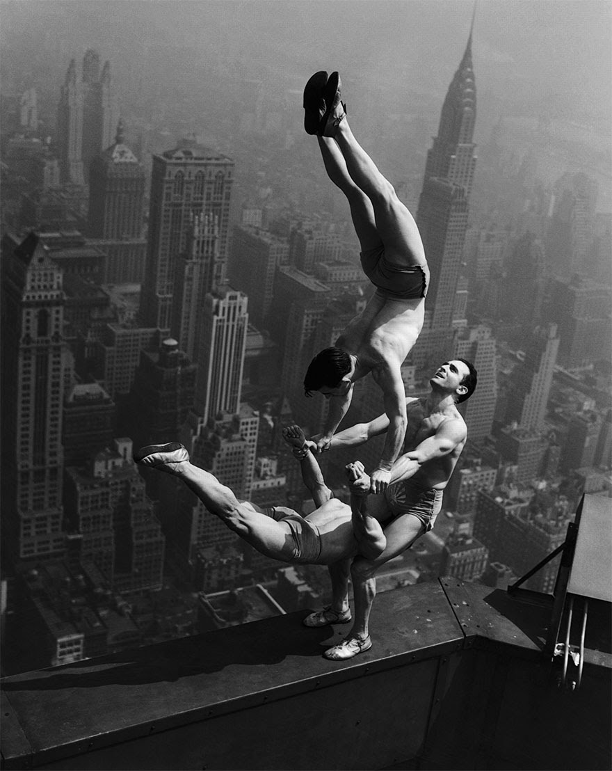 24- Des acrobates tiennent en équilibre au sommet de l’Empire State Building (1934)