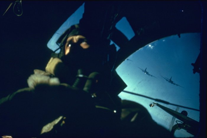26- 1940, une photo rare en couleurs d'un bombardier B 17 en direction de l’Allemagne.