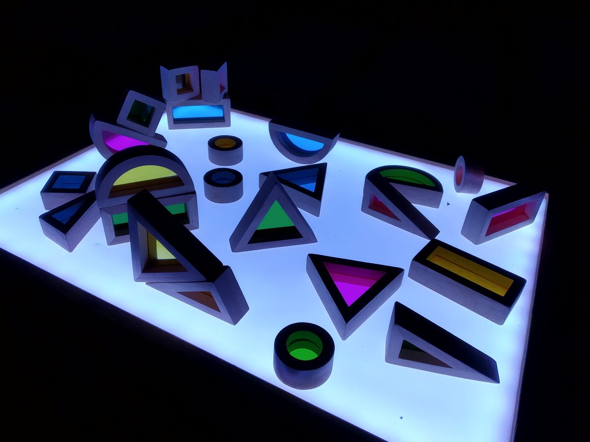 TeacherChiaraM's tweet image. Learning the #colors with the #LightTable and having a great time 😁 
@Novaschool_es 
@SilviaPalomoCis