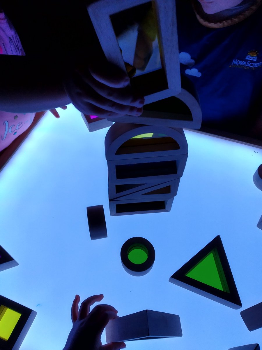 TeacherChiaraM's tweet image. Learning the #colors with the #LightTable and having a great time 😁 
@Novaschool_es 
@SilviaPalomoCis