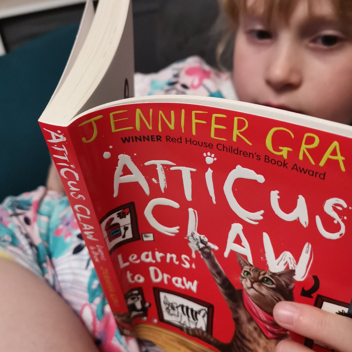 A quick, tired, read before bed. 📖😘😴 Xx #daughter #motherhood #beautiful #reading #books #atticusclaw