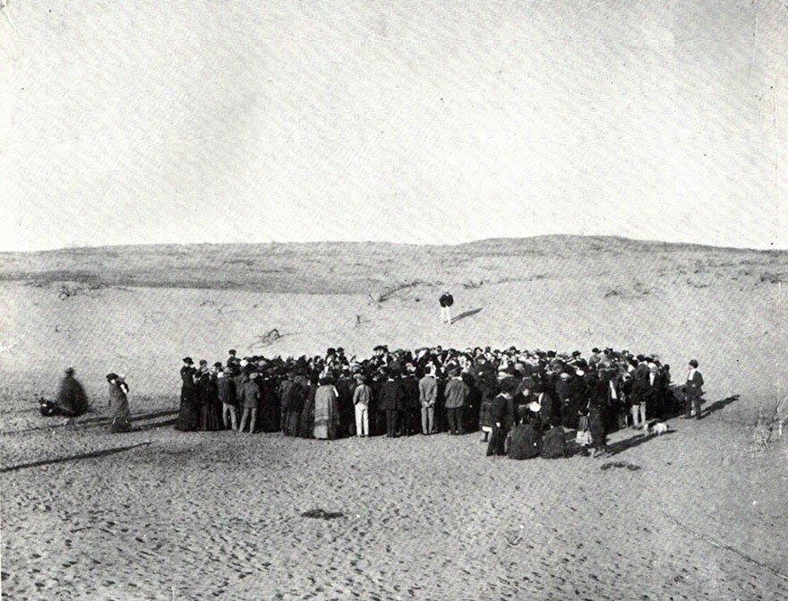 28- Une centaine de personnes participent à une loterie pour diviser un terrain de 4 hectares de dunes de sable… Ce terrain deviendra la ville de Tel-Aviv, destinée à désengorger la surpopulation de Jaffa (1909)
