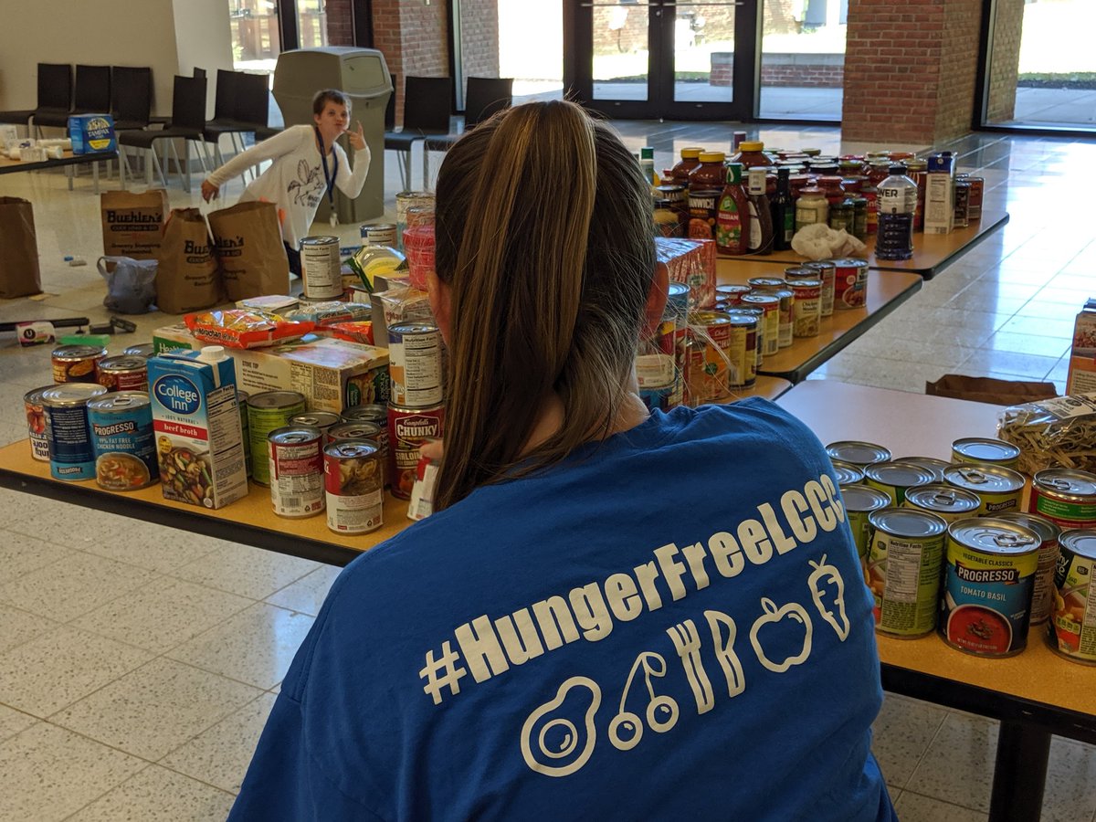CommCupboard's tweet photo. A big THANK YOU goes out to Avon UMC who organized Brown Bag Blessings! The donations will go a long way in serving students and their families.  Also a big thank you also goes out to the volunteers and student staff who helped out today.

#HungerFreeLCCC #EndHunger #LCCCProud https://t.co/0iy6pupLGC