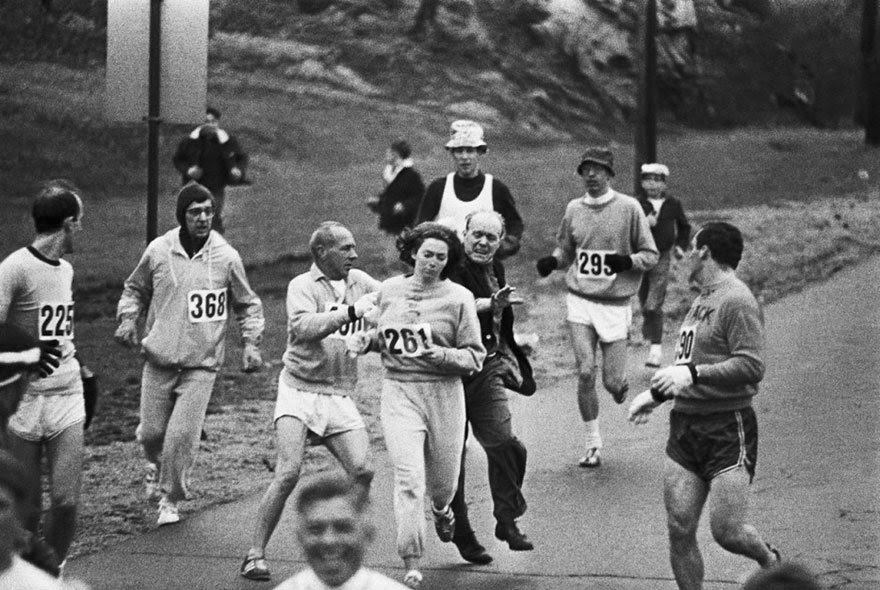 29- Un organisateur du marathon de Boston tente de stopper Kathrine Switzer, première femme à avoir terminé cette course alors qu’elle n’y était pas autorisée (1967)