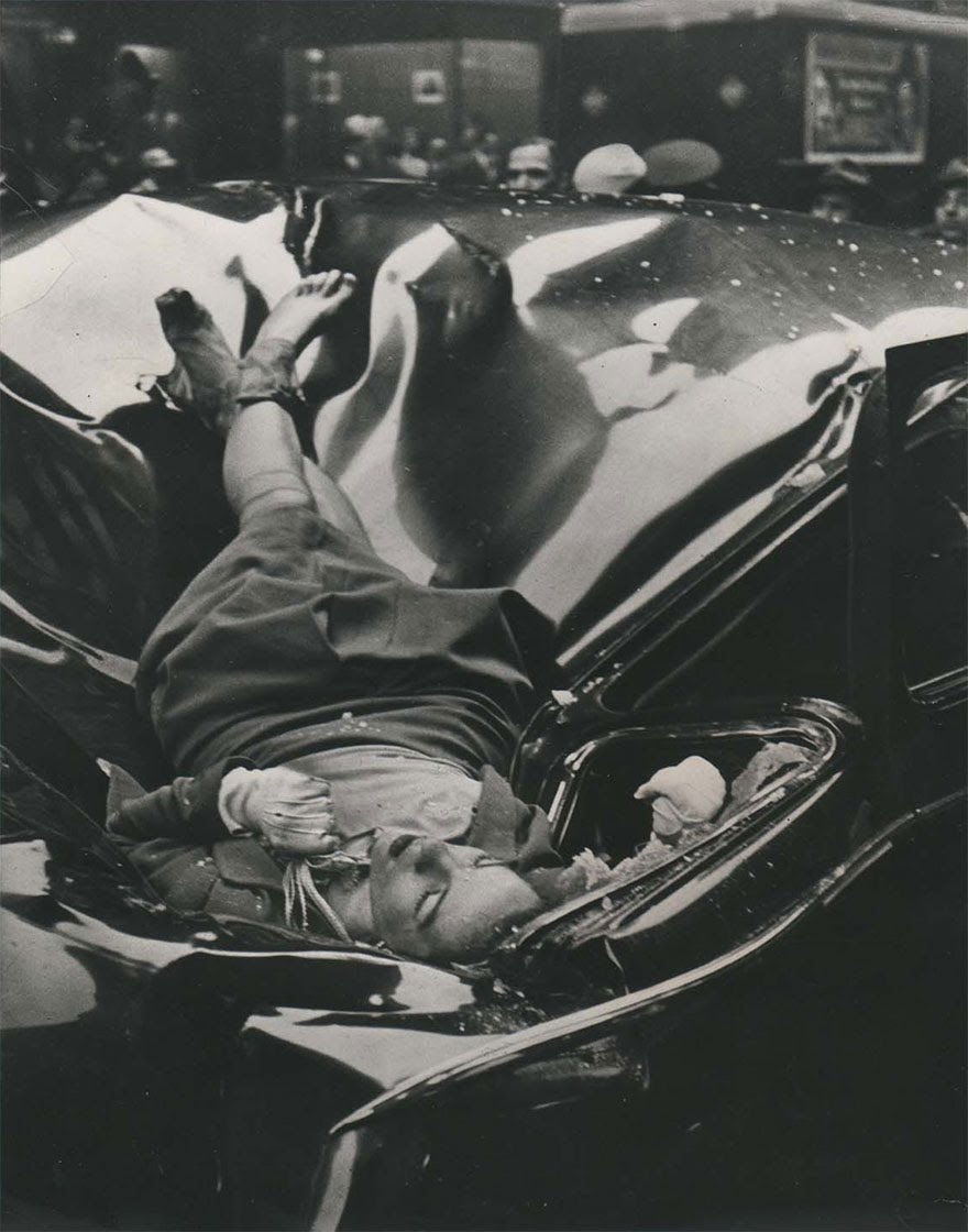 30- Baptisée « Le Plus Beau Suicide », cette photo immortalise le suicide d’Evelyn McHale qui sauta de l’Empire State Building (1947)