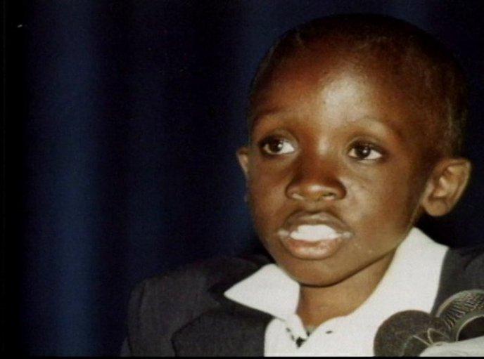 32- Décès de Nkosi Johson, un petit garçon sud-africain de 12 ans qui est né en portant la maladie du SIDA. Nelson Mandela en a fait un exemple pour se battre contre ce fléau.
