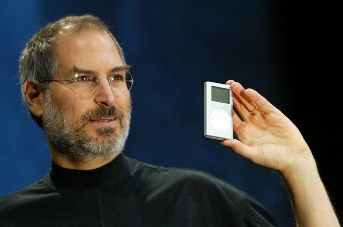 34- Steve Jobs présente le 1er iPod.