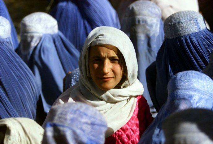 37- Une jeune afghane laisse apparaitre son visage après 5 ans de Charia.