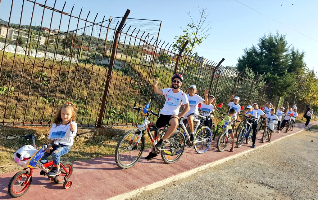 FlorjanMuhaj's tweet photo. Such a beautiful day in 📍Patos🇦🇱! I showed my bike🚲 some l❤ve. So did many other kids & youngsters in the city organized by the #EUCorner🇪🇺 & #CDCIPatos 4 the #WorldCarFreeDay during the #EuropeanMobilityWeek. Fun, healthy and #sustainable! Future is ours!💪
#SDGs
@EUinAlbania https://t.co/Bm3eY1g5Nw