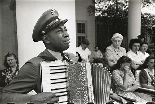 41- En 1945, cet accordéoniste pleure lors les funérailles du président Roosevelt, pendant qu'il joue.