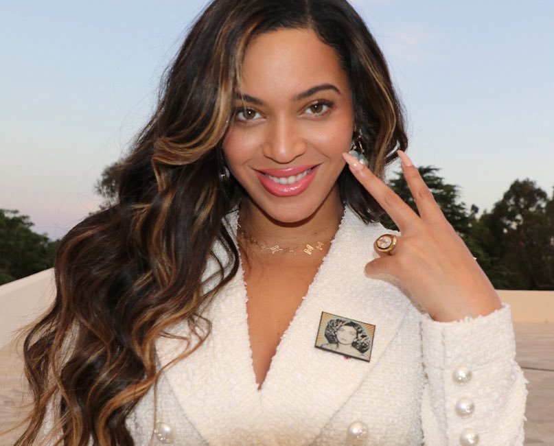 fiercesuperstar's tweet photo. Gente, e o brochezinho que ela fez com a foto da Tina, quando ela tinha mais ou menos 17 anos, no dia das mães? UM MIMO!!!!

#BeyAt37 https://t.co/TtMs6GvoDi