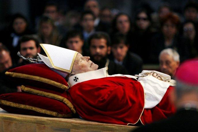 49- Le Pape Jean Paul II décède le 2 avril 2005, le monde catholique est en deuil.