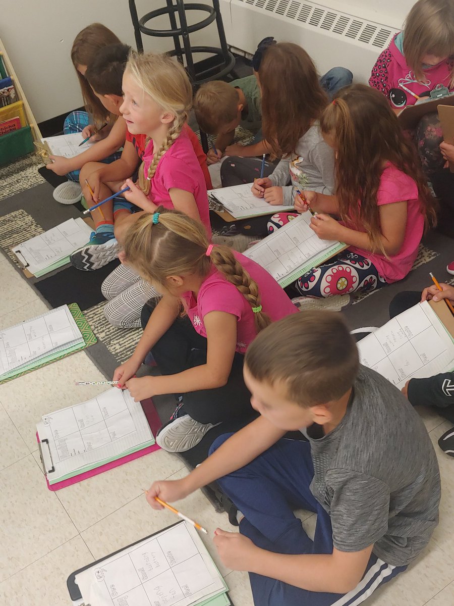 QuillLakeSchool's tweet photo. Miss Block, Mrs. Magnusson's intern, taught the grade 2's sensory details, with a graphic organizer.. using POPCORN! They heard and smelled it popping, watched it pop, felt it, and finally ate it! Hands on learning is FUN! @horizonsd205 @HorizonLiteracy https://t.co/1ffLtHaXij