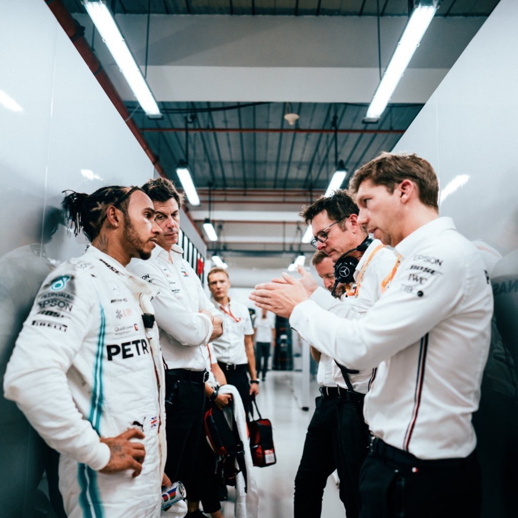 RishcaAbrahams's tweet photo. Really hope @netflix had a camera lurking around for this conversation ๐ต๐๐
#FlyOnAWall
#SingaporeGP https://t.co/6M9Xw1GwoZ