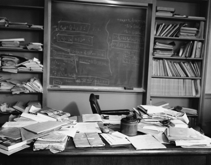48- Avril 1955, Albert Enstein meurt. Cette photographie de son bureau a été prise quelques heures après son décès.