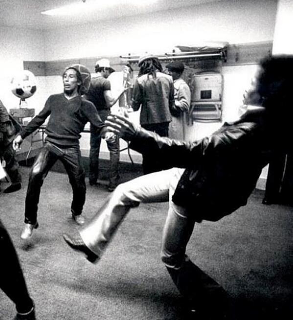 50- Bob Marley jouant au foot avec Glen Da Costa, du groupe Zap Pow, en 1976.