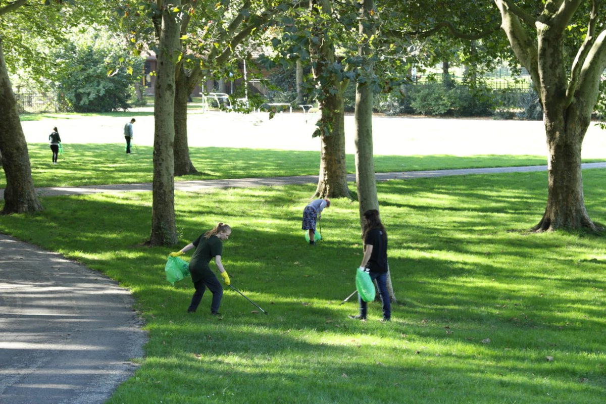 MilieuUtrecht's tweet image. Vrijwilligers maken Park Transwijk schoon tijdens #WorldCleanupDay #WorldCleanupDayNL op 21 september. En een jonge enthousiaste deelneemster!
