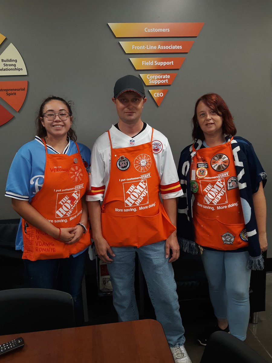 tiffanydwhite's tweet photo. We know how to tailgate in KC #successsharing2019 day 3 #teamspirit #tailgate @Greenthewick @kear_tiffany @HinckJ #hotdogs #sausage #homemadebakedbeans https://t.co/c3byut9HLy
