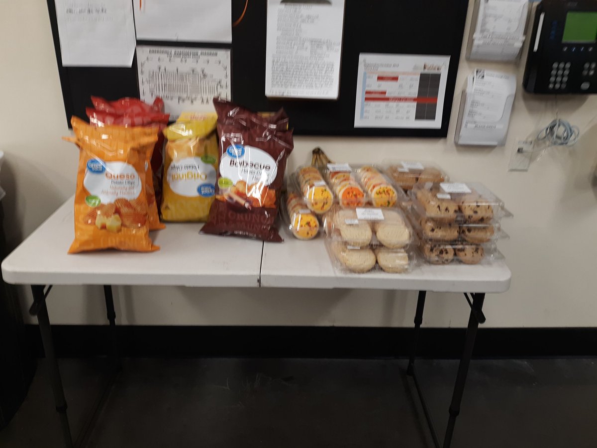 tiffanydwhite's tweet photo. We know how to tailgate in KC #successsharing2019 day 3 #teamspirit #tailgate @Greenthewick @kear_tiffany @HinckJ #hotdogs #sausage #homemadebakedbeans https://t.co/c3byut9HLy
