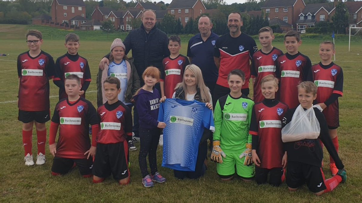 HamptonRobins's tweet photo. Very pleased that our sponsor @cts_bathrooms was able to join us for today's exciting match v @SundayRiverside. You are becoming a lucky mascot! 
@HerewardSport @PDJALUK @cts_bathrooms https://t.co/cBsx5fiNVl