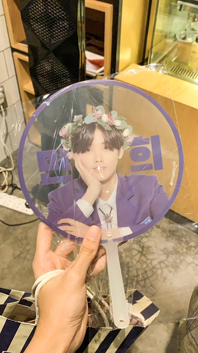 woobirubi's tweet photo. On 21/9, i went to #Miniminheeday first to get the cs & also wanted to find @minheelium to get the handfan for biela hehe. Thank you reez! https://t.co/TRSfxFB0cZ