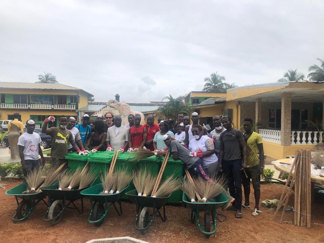 GeraldKilo's tweet photo. #WorldCleanUpDay
J’y étais Ce samedi 21 Septembre 2019 dans la commune de Grand BASSAM,
Pour une contribution à une action importante dénommée #WorldCleanUpDay
Qui consistait à donner de son temps pour un nettoyage de la planète en un jour
#Rendons nos plages propres ♥️ https://t.co/XoNKBPZ7Bn