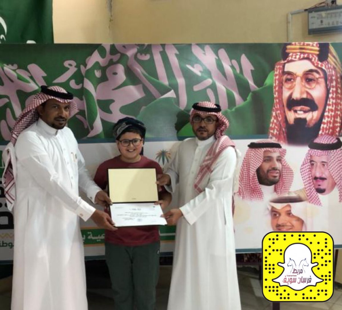 fursan_suef's tweet photo. تسليم شهادات الشكر لخيالة #مرابط_فرسان_سويف من قبل مدير دار الملاحظة الإجتماعية الأستاذ / سميحان الشمري ومدير العلاقات العامة بفرع وزراة التنمية  الإجتماعية الأستاذ / عايد مرضي العنزي https://t.co/DlUKb1ni8v