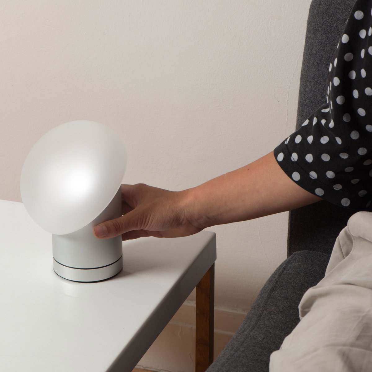 Out Now! North Light is a table light that can be turned around its axis and turns on when it faces the North Star. With a built-in compass, it can sense the magnetic field and with its app, the light can be set to a custom direction such as a family home. buff.ly/2ABh87S