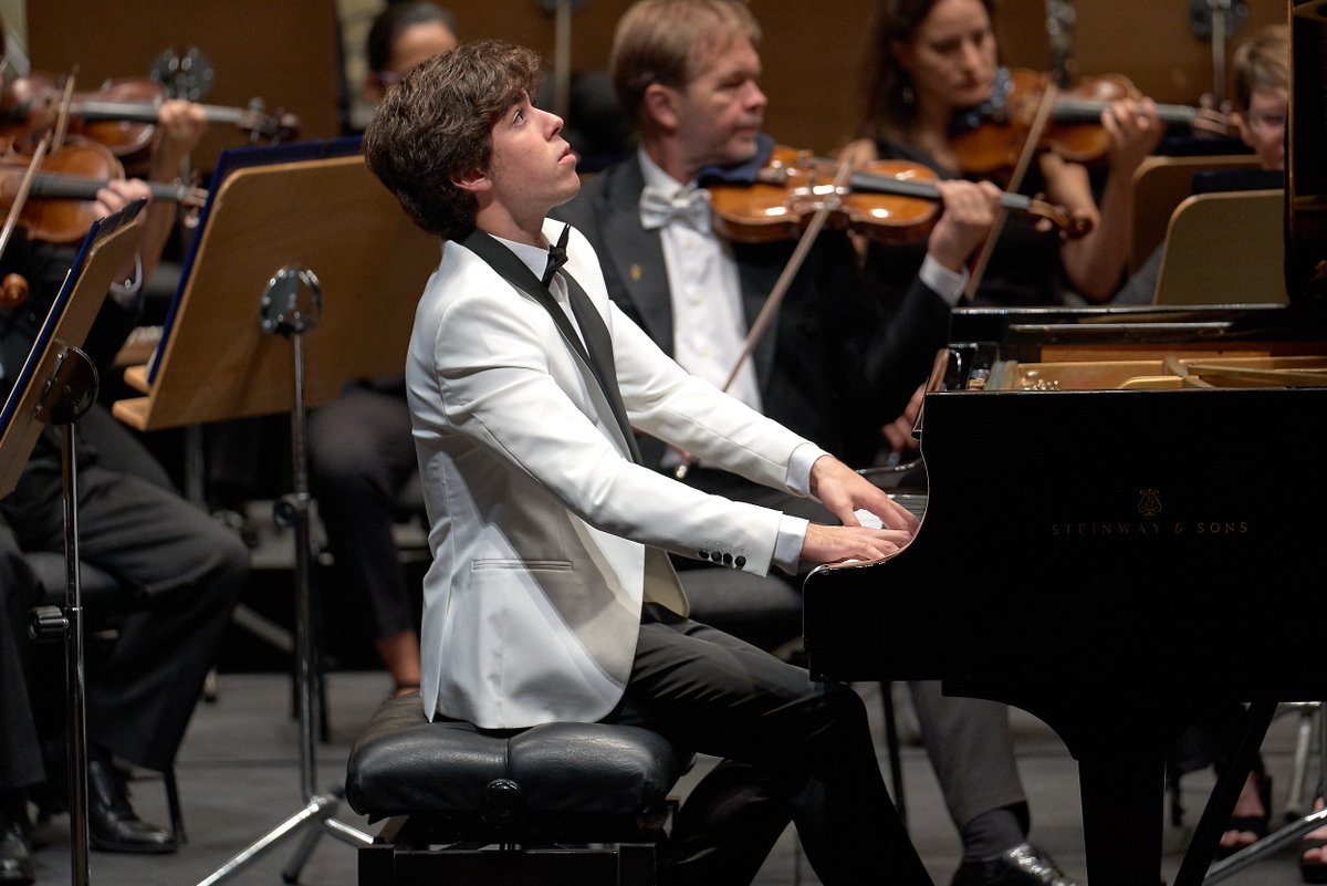 SevillaROS's tweet image. 🎻 El concierto de apertura de la ROSS del pasado jueves "#Liszt y los jóvenes genios" nos dejaba estas imágenes.

¿Estuviste con nosotros? ¿Qué te parecieron estas jóvenes promesas de la música? #GeniosROSS 

📷 @GMendoMurillo