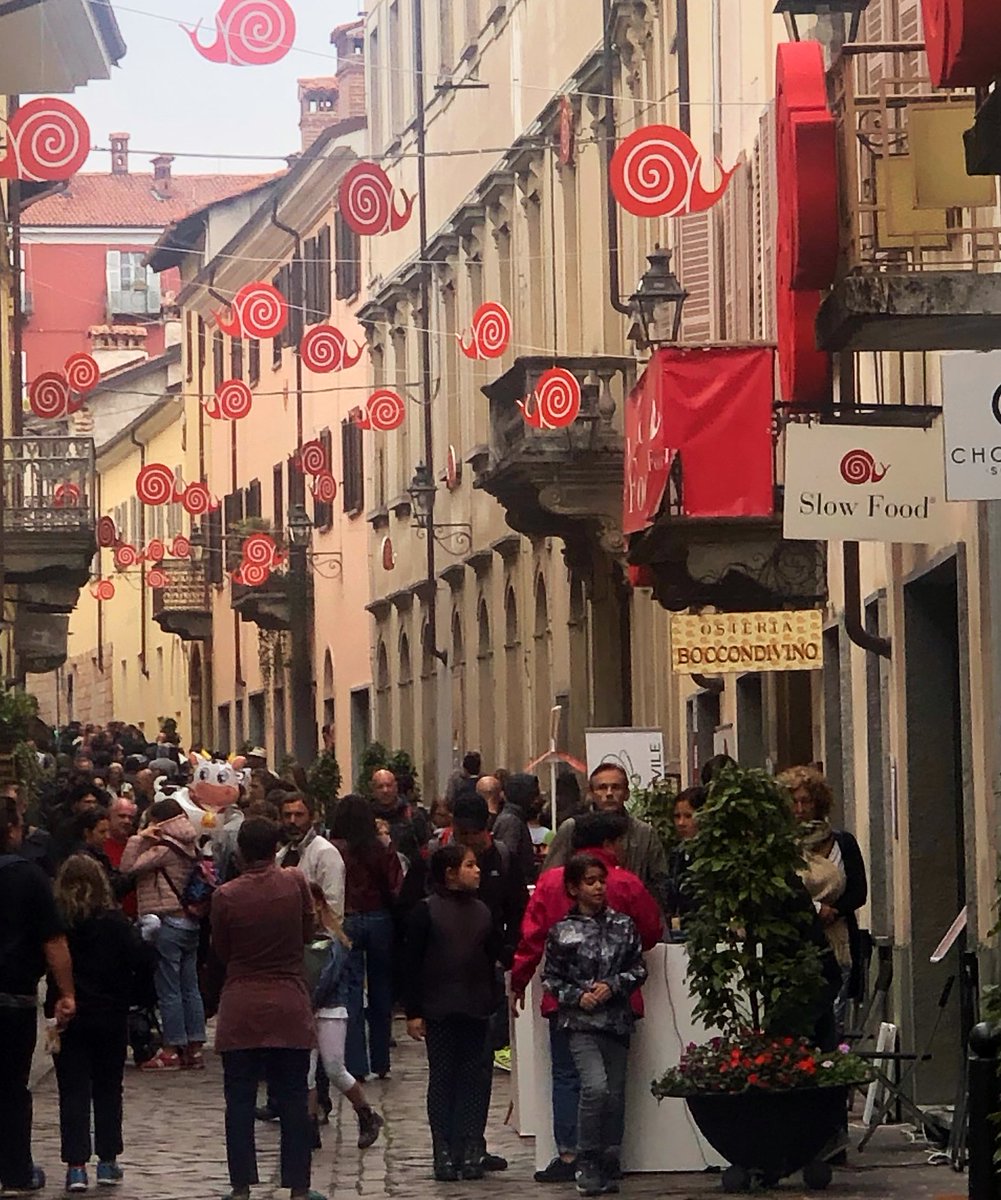 juliaplozano's tweet photo. Viaje Bra centro espiritual de @SlowFoodItaly Comida en el #bocondivino. La mejor panna cotta de mi vida. Además, cruda de ternera fassone, lardo y salchicha de Bra (todo crudo) y agnoloti di Plin. Una comida memorable después de recorrer la feria del queso #cheesebra https://t.co/dCAPz8yS19