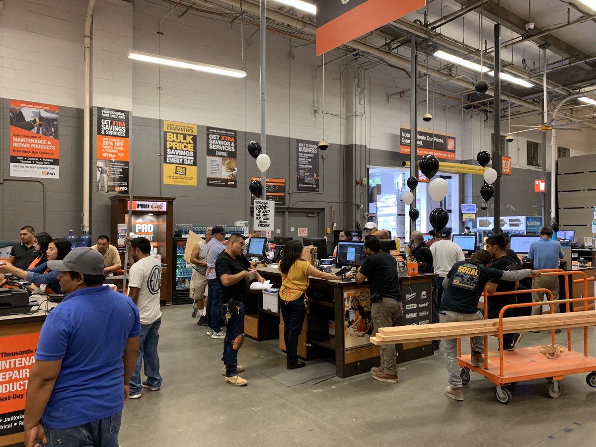 RobFlo88's tweet photo. Pro Appreciation Day at #Sunset6616. Thanking our Pros with food, music, and prizes! #OrangeBlooded #D223LA https://t.co/SzgZiwOSNq