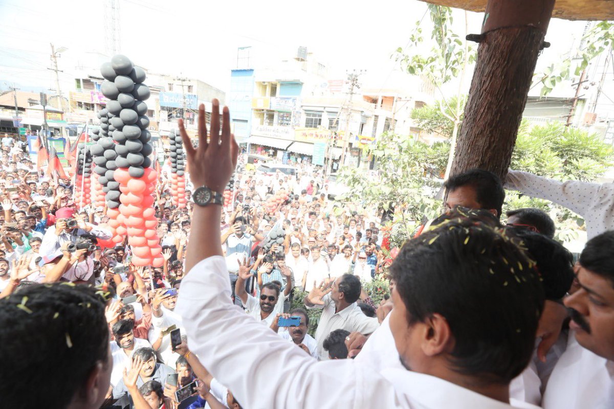 Udhaystalin's tweet photo. கோவை வடக்கு மாவட்டம் மேட்டுப்பாளையம் பேருந்து நிறுத்தம் அருகிலுள்ள பேரறிஞர் அண்ணாவின் சிலைக்கு மாலை  அணிவித்து மரியாதை செலுத்தினேன். கழகத்துக்குக் கடமை, கண்ணியம், கட்டுப்பாடு கற்றுத் தந்த அண்ணாவின் புகழைப் போற்றுவோம். https://t.co/J6H2SUGqJo