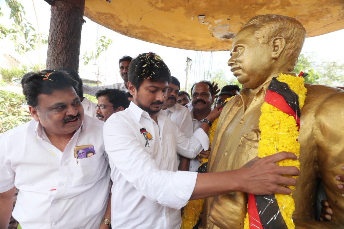 Udhaystalin's tweet photo. கோவை வடக்கு மாவட்டம் மேட்டுப்பாளையம் பேருந்து நிறுத்தம் அருகிலுள்ள பேரறிஞர் அண்ணாவின் சிலைக்கு மாலை  அணிவித்து மரியாதை செலுத்தினேன். கழகத்துக்குக் கடமை, கண்ணியம், கட்டுப்பாடு கற்றுத் தந்த அண்ணாவின் புகழைப் போற்றுவோம். https://t.co/J6H2SUGqJo