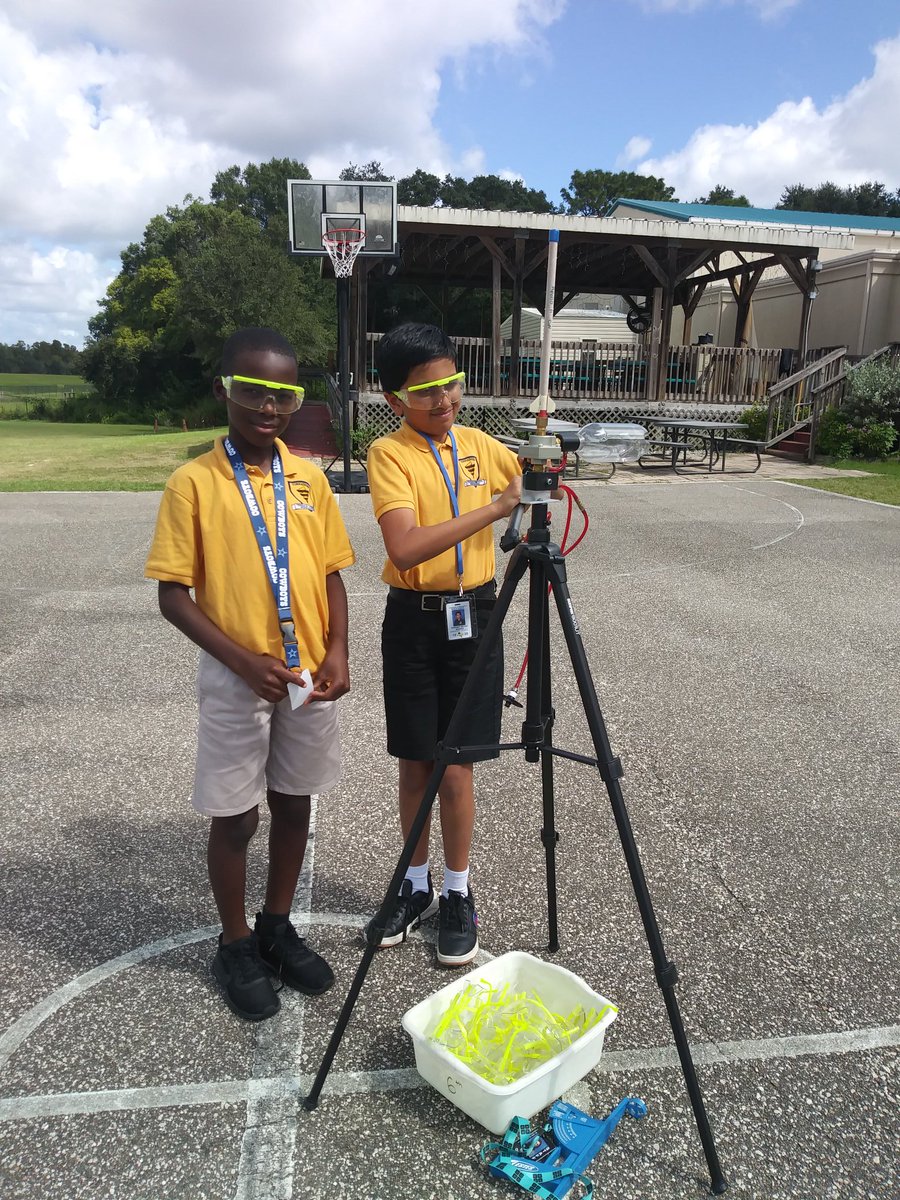 tcmstem's tweet photo. Launching rockets with @pitscoed #TampabaySTEM #tcmstornadoes https://t.co/fAqKbYVdQA