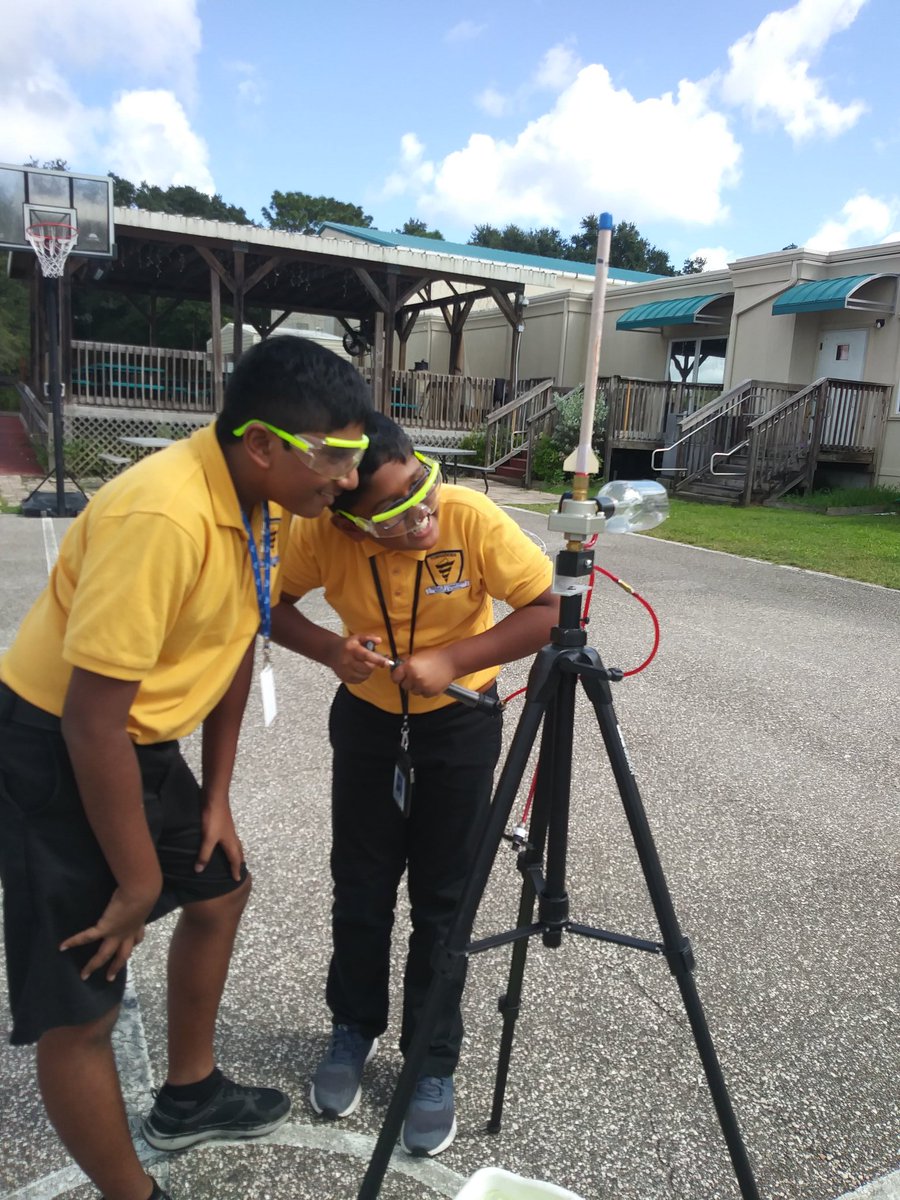tcmstem's tweet photo. Launching rockets with @pitscoed #TampabaySTEM #tcmstornadoes https://t.co/fAqKbYVdQA