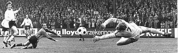 1971. Piet Schrijvers in actie tijdens Go Ahead Eagles - FC Twente.