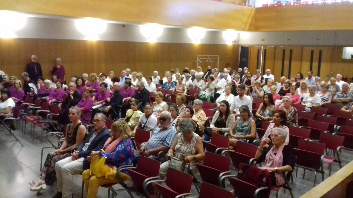 SegriaCultura's tweet photo. Apaguem els llums, fem silenci. El concert #SegriaCorals ja és a punt de començar!!
Avui acompanyats dels veïns i veïnes d' #Alpicat
#SegriaCultura #TerradePonent #Segrià #Lleida https://t.co/2i3YtFS5IX