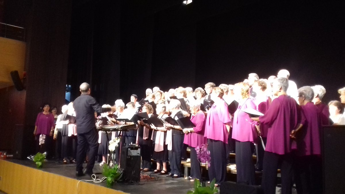 SegriaCultura's tweet photo. Apaguem els llums, fem silenci. El concert #SegriaCorals ja és a punt de començar!!
Avui acompanyats dels veïns i veïnes d' #Alpicat
#SegriaCultura #TerradePonent #Segrià #Lleida https://t.co/2i3YtFS5IX