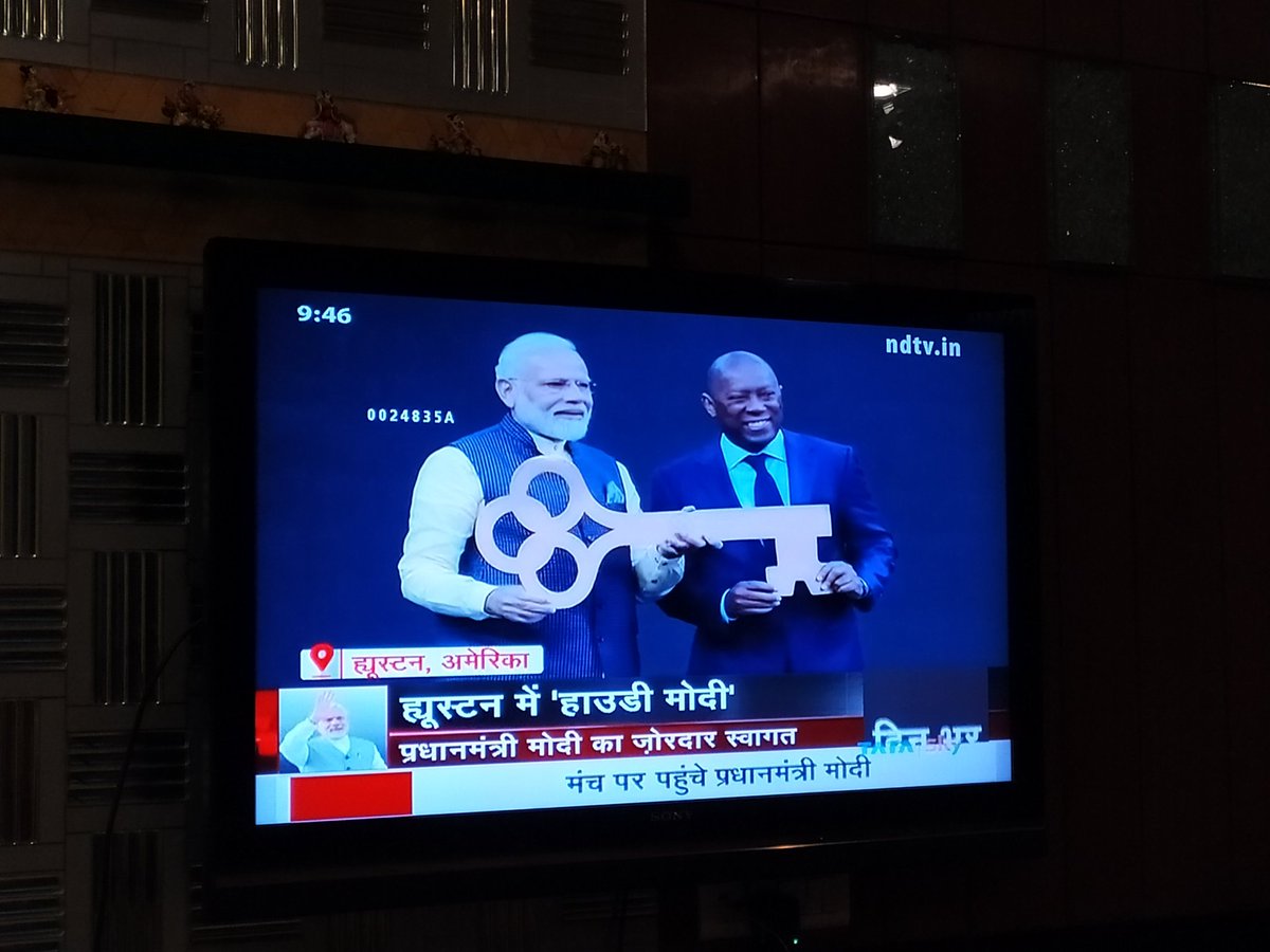 _sipian's tweet photo. Watching #HowdyModi
Such a proud moment for #India and our prime minister @narendramodi https://t.co/pmdxgeDGdm