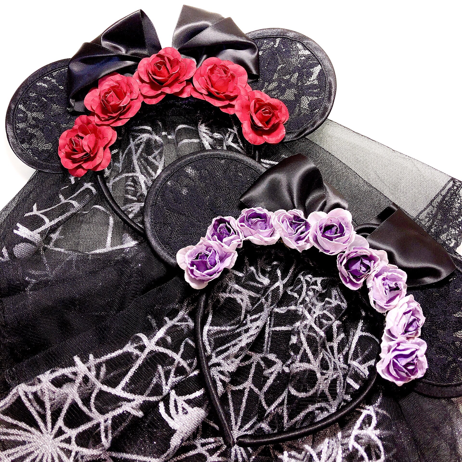 ゆうか 花嫁さん販売終了になってしまったので自作しました 黒嫁カチューシャです 蜘蛛の代わりに公式のおばけミッキーピンを付けました 夜も光るし可愛い こだわりポイントは リボンの後ろ側に付けた小さな黒い薔薇です Tdr 花嫁カチューシャ