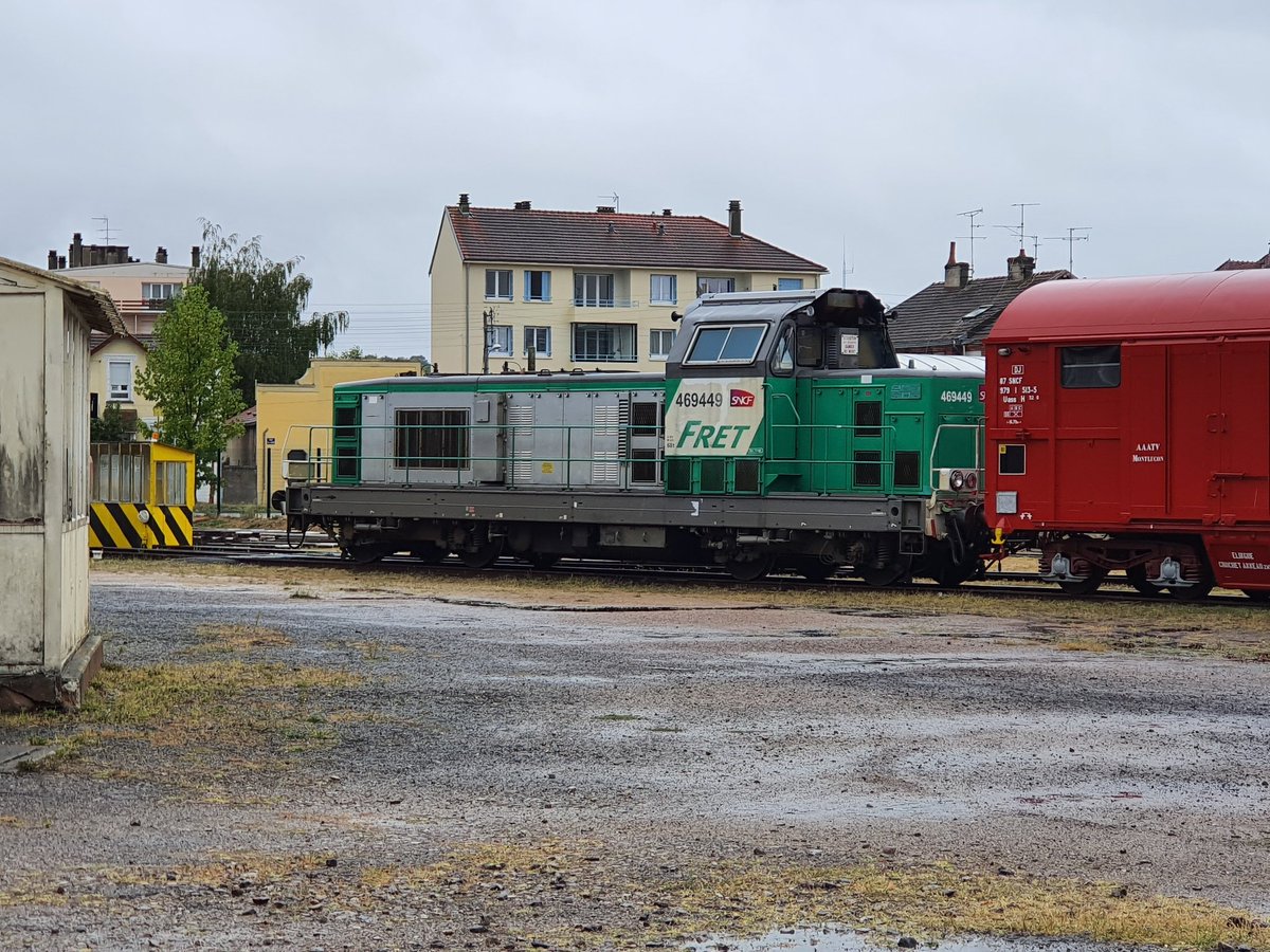 Bastien_CRL_BX's tweet photo. Aujourd'hui C'etait journée du patrimoine à Montluçon.
De bonnes rencontres avec des personnes et des trains avec en cadeau mon Engin Moteur de base ma toute première locomotive
#JEP
#AAATVMO
@TERNouvelleAQ
@SNCF
#Montluçon
#bb69400 https://t.co/iZofmIBvmo