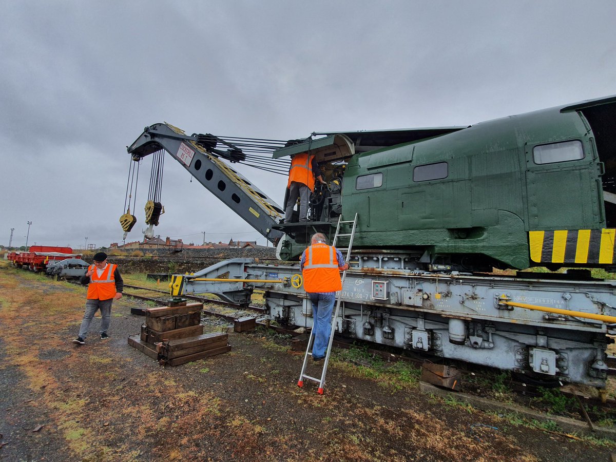 Bastien_CRL_BX's tweet photo. Aujourd'hui C'etait journée du patrimoine à Montluçon.
De bonnes rencontres avec des personnes et des trains avec en cadeau mon Engin Moteur de base ma toute première locomotive
#JEP
#AAATVMO
@TERNouvelleAQ
@SNCF
#Montluçon
#bb69400 https://t.co/iZofmIBvmo