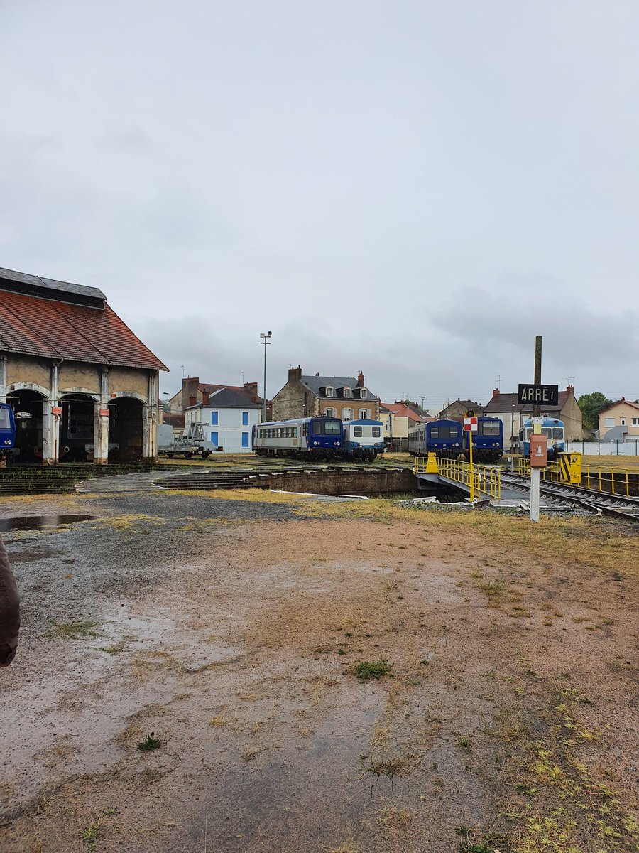 Bastien_CRL_BX's tweet photo. Aujourd'hui C'etait journée du patrimoine à Montluçon.
De bonnes rencontres avec des personnes et des trains avec en cadeau mon Engin Moteur de base ma toute première locomotive
#JEP
#AAATVMO
@TERNouvelleAQ
@SNCF
#Montluçon
#bb69400 https://t.co/iZofmIBvmo