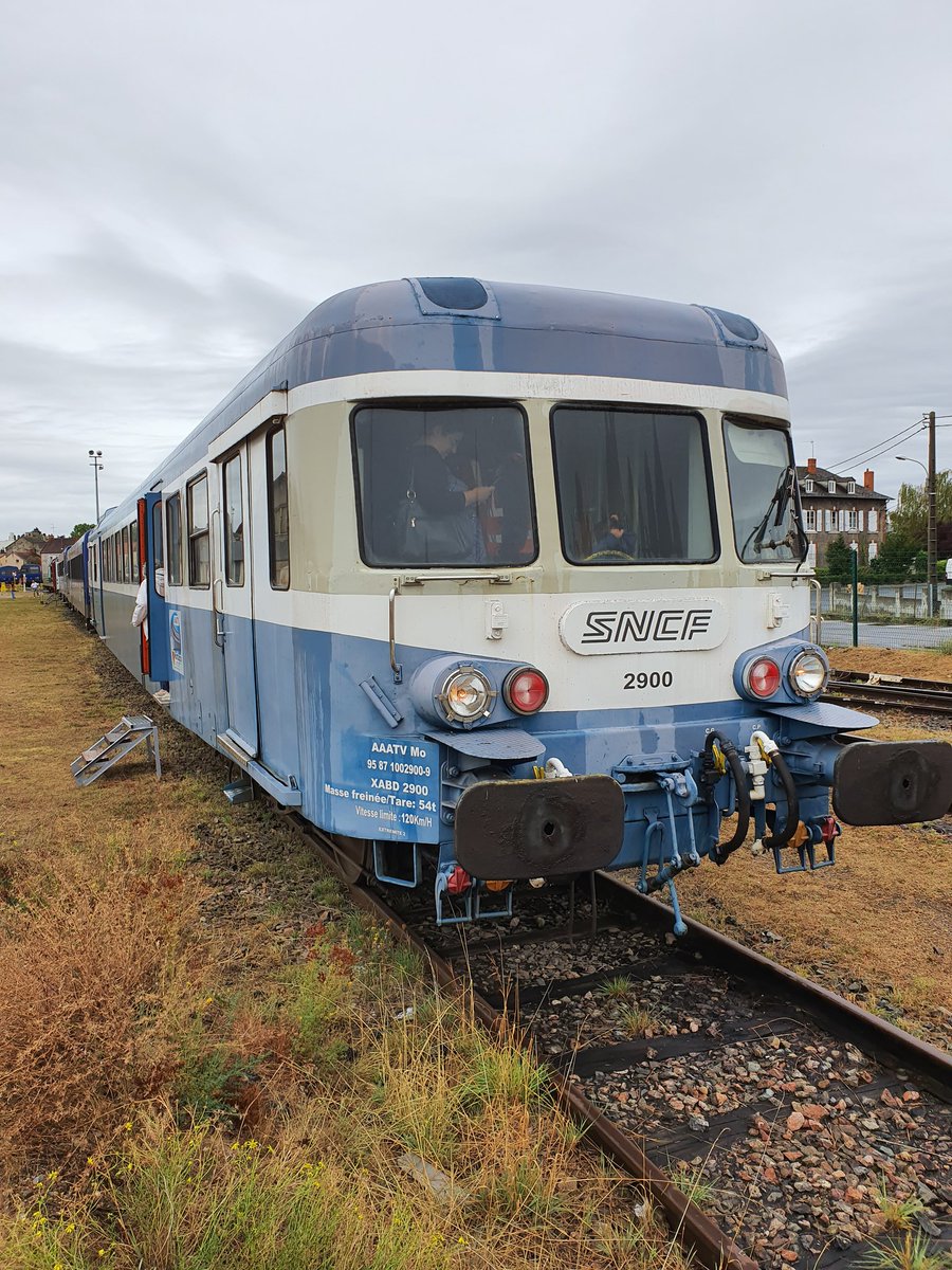 Bastien_CRL_BX's tweet photo. Aujourd'hui C'etait journée du patrimoine à Montluçon.
De bonnes rencontres avec des personnes et des trains avec en cadeau mon Engin Moteur de base ma toute première locomotive
#JEP
#AAATVMO
@TERNouvelleAQ
@SNCF
#Montluçon
#bb69400 https://t.co/iZofmIBvmo