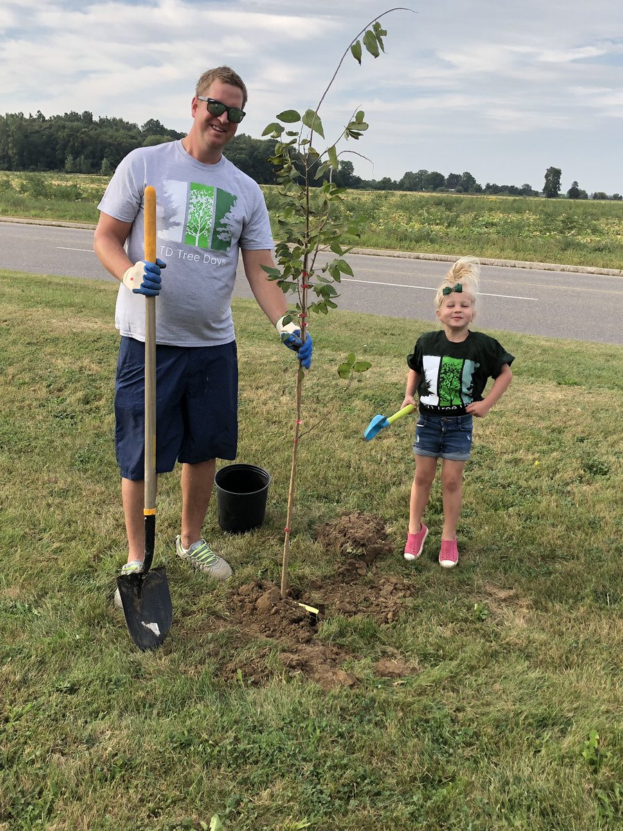 Kelly_Jones55's tweet photo. Chatham TD Tree Days - 50 Volunteers making our community a little greener!  @MaulikBhatt_ @ShaneKennedy_TD @TaraLynnH_TD @DelrueSherry https://t.co/tEOE4kQvzN