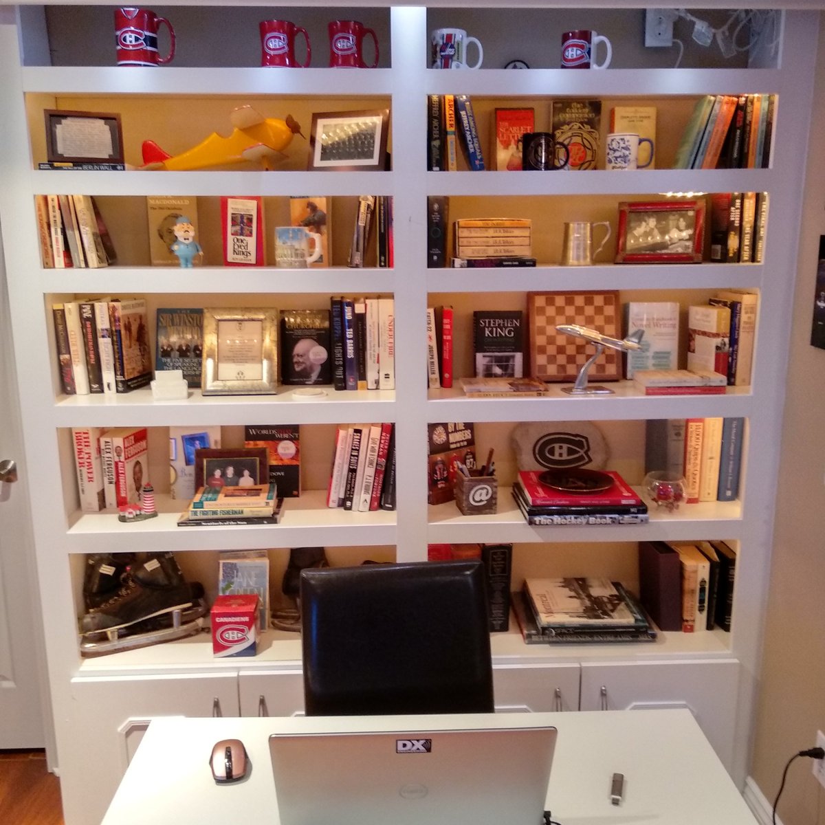 BrentTheWriter's tweet photo. My writing nook is back! #iwrite #writing #books #favouritethings https://t.co/0wY1Y6QlNb